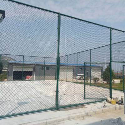 操场体育场围网 包塑镀锌丝勾花网 批发篮球场隔离网