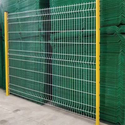 销售公路护栏网 墨绿色1.5米高桃型柱护栏网 草绿框架护栏