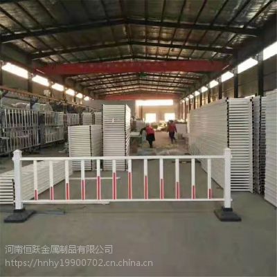 工厂供应郑州市政蓝白道路护栏 人行道路镀锌管机非隔离栏