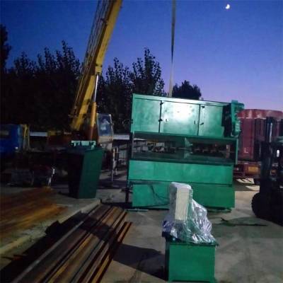 蝶形水渠摊铺机 小型U型水渠成型机 混凝土梯形水渠滑模设备