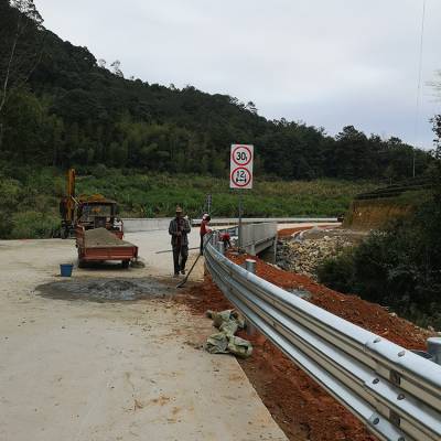 高速公路波形护栏 防撞热镀锌喷塑护栏板 三波护栏 乡村公路护栏