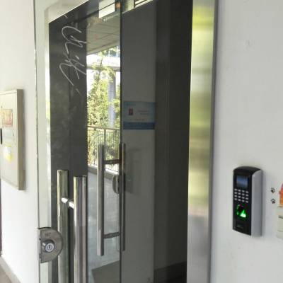重庆市沙坪坝区玻璃平开门门禁考勤系统电磁锁刷卡机密码指纹机安装