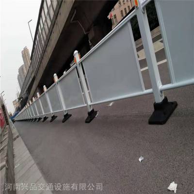 销售安装郑州马路中间交通隔离护栏 小区道路护栏白色广告板道路护栏