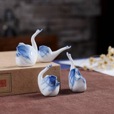 景德镇陶瓷创意雕塑陶瓷釉下彩青花天鹅茶宠摆件