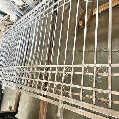 山东锌钢栅栏厂家铁艺护栏网规格小区锌钢围栏网价格