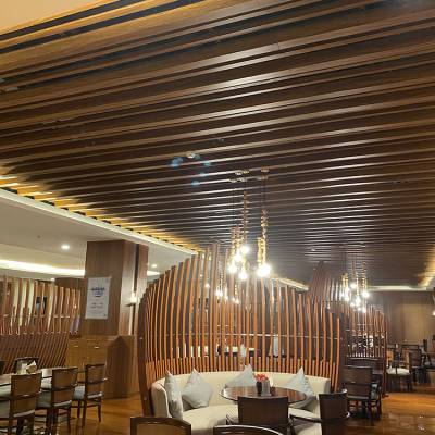清远自助餐厅木纹铝方通吊顶 60X120木纹U型铝格栅 吊顶铝条板