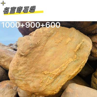 桂林黄蜡石交易市场，黄蜡石被摆放在水池中，黄蜡石园林置石