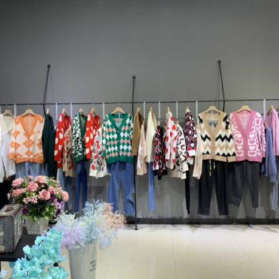 国内知名***高端针织品牌穿行线19秋广州品牌女装折扣走份批发一手货源