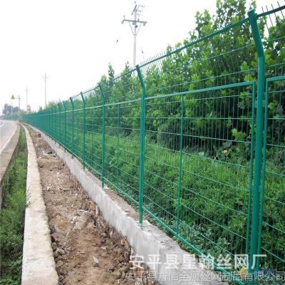 铁丝网浸塑绿色护栏网 道路隔离栅栏