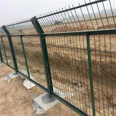 厂房隔离栅 边框护栏网 绿色铁丝围墙网