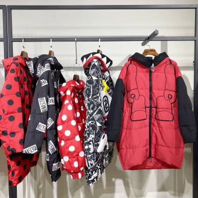 直播间热卖品牌女装折扣货源 潮牌瑞塔羽绒服库存批发 品牌女装库存尾货批发