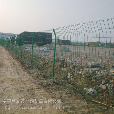 双边丝防护网 绿色钢丝护栏网 圈地钢丝围网