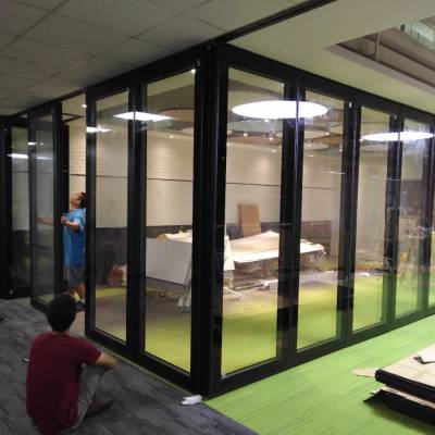 深圳铝型材玻璃隔断 室内可折叠吊轨高隔间玻璃屏风供应