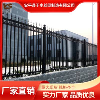 于水丝网 足球场 焊接款 防腐隔离 锌钢护栏 规格图片