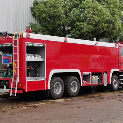 重汽豪沃25吨泡沫消防车 石油化工厂灭火救援车