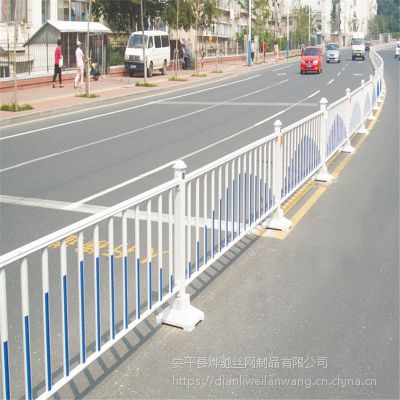 道路中央隔离栏杆@小区门口分流护栏@广告牌护栏网厂家