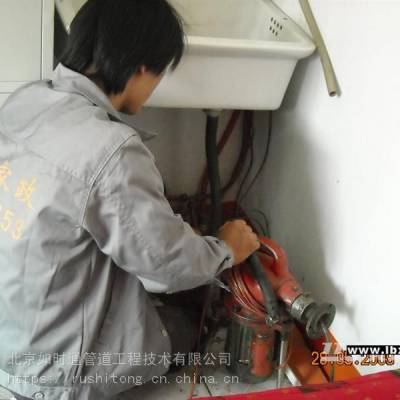 仁和吴家营村疏通下水道、承接洒水车清洗马路