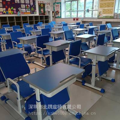 深圳员工开学前组装午休课桌椅