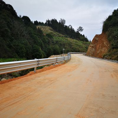 【生产厂家现货供应】波形护栏板交通护栏板 高速护栏板可加工