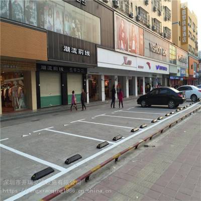 划线团队。深圳盐田商场超市停车位画线 人行道斑马线网格标线