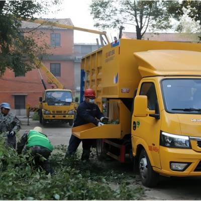 园林垃圾粉碎车_林业养护树干修剪车_果园树丫疫木粉碎清运车