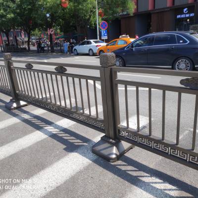 新力护栏安装 市政护栏 交通隔离栏 蓝白道路护栏 需要注意哪些问题