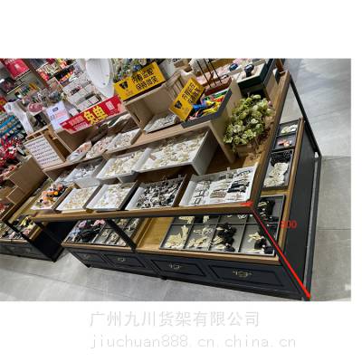 kkv落地展示架，空间灵活利用，服装盛宴体验