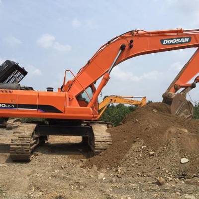 组装挖掘机斗山225挖掘机