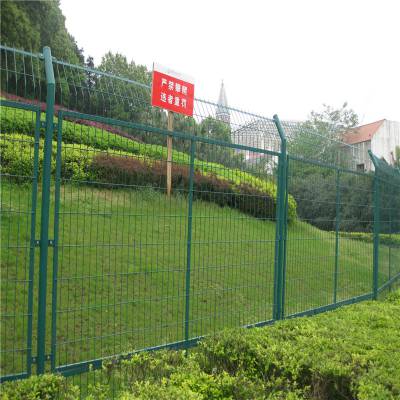 别墅园区护栏网 桃型柱防护网 景区隔离网
