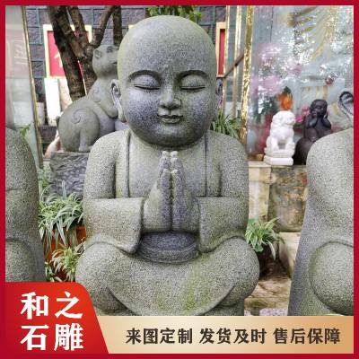 石雕小沙弥佛像加工厂 石头功夫小和尚练功打坐像 天然石材一体雕刻