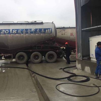 12立方阿特拉斯低压粉料输送水泥罐车***螺杆空压机价格?