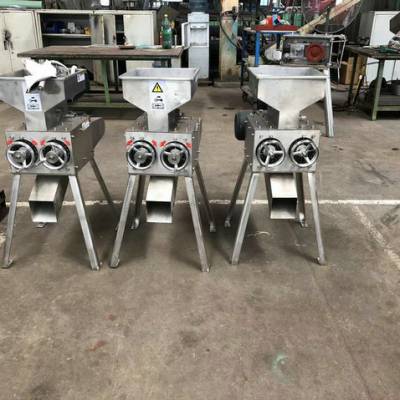 山东对辊麦芽不锈钢粉碎机 小型不锈钢自吸粉碎机