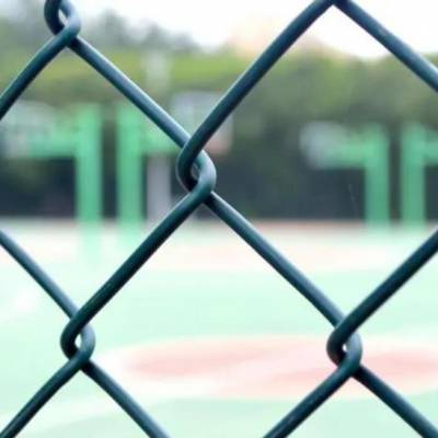球场围栏网体育场运动场绿色铁丝网篮球场防护栏勾花隔离防护网