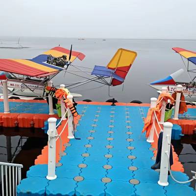水上乐园游船停靠海上浮桥垂钓平台浮动码头摩托艇泊位塑料拼接