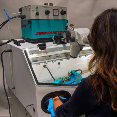 美国CRYSTAL MARK精密喷砂机 电路板去涂层精密喷砂 去毛刺喷砂机器