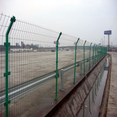 信阳高速公路护栏网圈地绿色围网优盾铁网围墙栅栏优质产品热销
