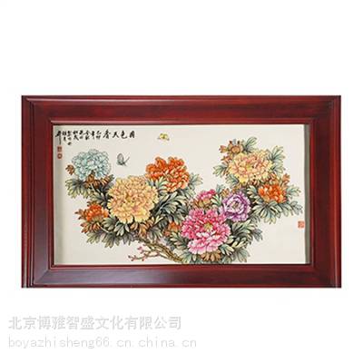 张松茂大师创作的国色天香瓷板画采用釉上重工粉彩工艺