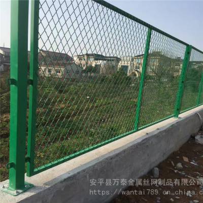 钢板菱形孔护栏网 桥梁防爬围栏网 浸塑重型钢板片
