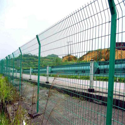 围墙护栏网 养殖厂护栏网 厂区围栏多少钱一米