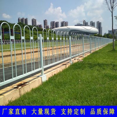 广州人行道锌钢护栏 现货京式圆管弯弧隔离栅 汕尾道路防撞护栏
