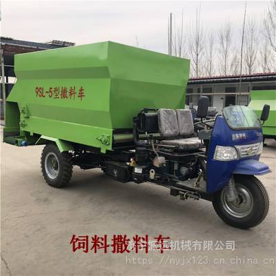 黑龙江牛羊草料添料车 养牛羊合作社饲料撒料车 电动三轮喂料车价格 工作视频