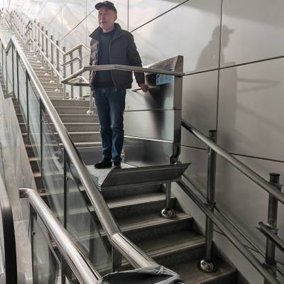 启运楼梯运行升降机 升降爬楼设备 无障碍残疾人斜挂电梯厂家
