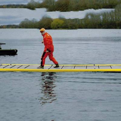 防滑可移动水上救援浮桥充气式水上漂浮平台消防充气可移动浮动桥