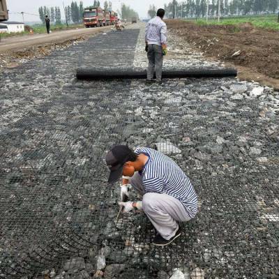 内蒙古矿用安*** 边坡防护方格网 黑色塑料方格安*** 双向塑料土工格栅