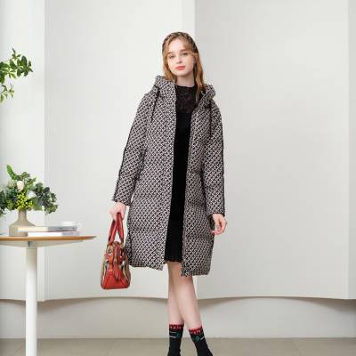 成熟优雅刺绣羽绒服 宝莱国际羽绒服 折扣店开店便宜货源