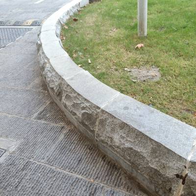 芝麻灰花岗岩s型路沿石芝麻灰路牙石仿形弧形路沿石定做加工