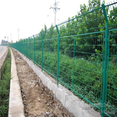 铁丝网栏价格 围墙防护网 优质硬塑护栏围网