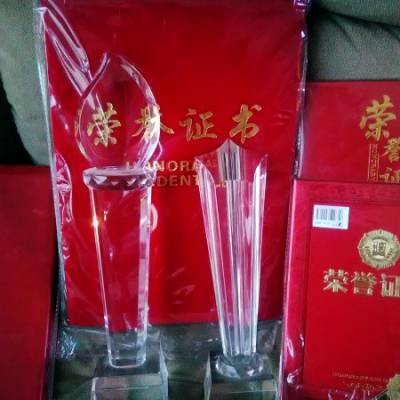 西安水晶奖杯政企活动定制，团体比赛表现着颁发奖品，荣誉证书奖牌现货供应