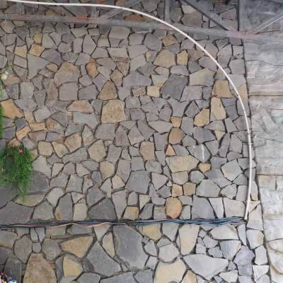 黄板岩片石铺地碎拼乱形石 黄木纹 锈石英不规则黄色自然面毛石