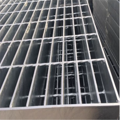 304不锈钢电厂平台钢格板 钢结构旋转楼梯踏步板